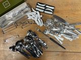 de nombreux ustensiles et cuillères posés sur une table