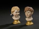deux figurines représentant un garçon et une fille sur un fond noir
