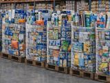 de nombreux cartons posés sur une palette dans un magasin