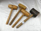 trois maillets en bois et un maillet posé sur un tissu blanc