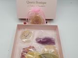 une boîte rose contenant toutes sortes de bonbons