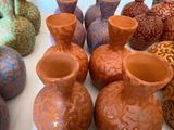 un grand nombre de vases posés sur une table