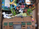 une boîte en carton remplie de jouets et d'autres objets