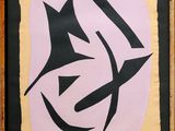 une peinture représentant un motif abstrait noir et rose sur fond jaune