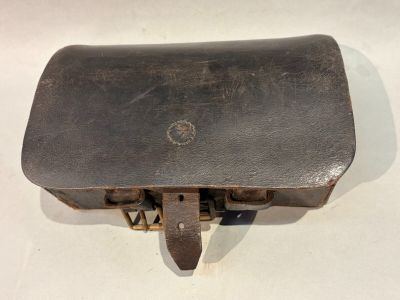 Reproduction de giberne du Ier Empire en cuir noir sur coffr…
