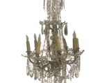 un lustre suspendu au plafond