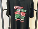 t-shirt noir avec l'image d'un tracteur imprimée dessus