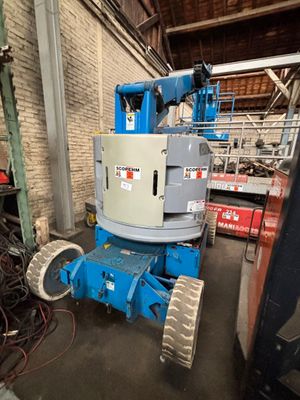 une paire de ciseaux bleus qui est entreposée dans un entrepôt