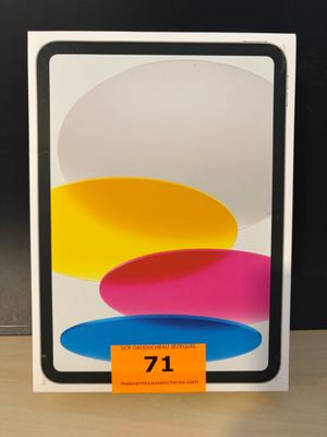 Un iPad 11 d'Apple est posé sur une table, avec une étiquette de prix