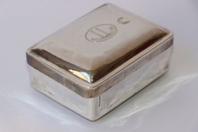 une boîte en argent posée sur une table