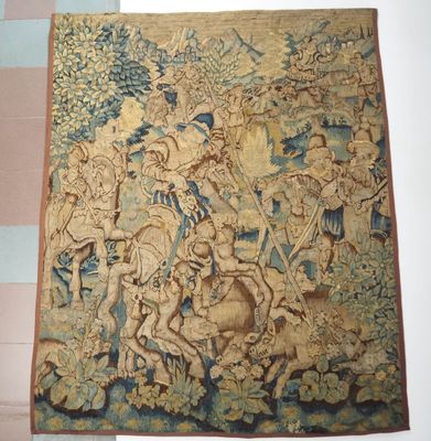 une image d'une tapisserie accrochée au mur d'une pièce