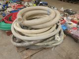 une pile de tuyaux posée sur une palette