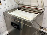 une photo d'une machine à glaces professionnelle dans une cuisine