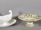 quatre pièces de poterie posées sur une table