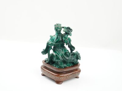 statue d'une femme tenant un panier de fleurs, posée sur un socle en bois