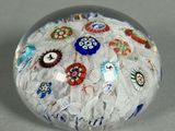 une boule de verre contenant un bouquet de fleurs
