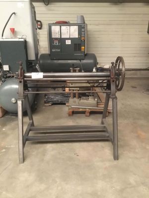 une machine qui se trouve dans un garage, à côté d'autres machines