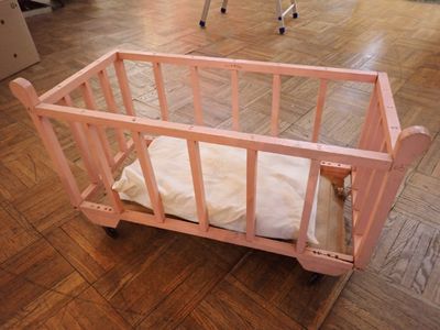 Lit de poupée à barreaux en bois laqué rose, à roulettes (Ha…