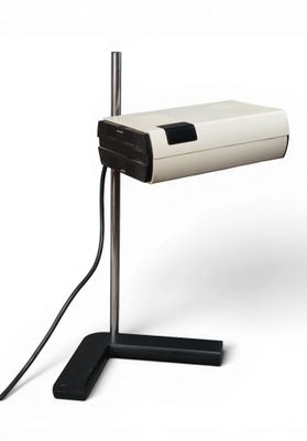 un gros plan d'une lampe sur pied avec un câble