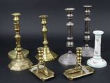 un grand nombre de bougies posées sur une table