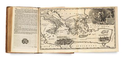 un livre ouvert sur lequel figure une carte du monde