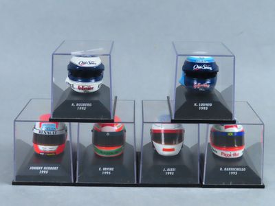 six types de casques différents dans une vitrine