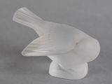 figurine d'oiseau blanc posée sur un socle blanc