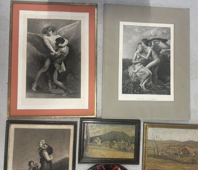 de nombreuses photos encadrées sur le mur de cette pièce