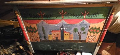 une boîte en bois décorée d'une peinture