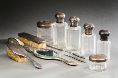 un grand nombre d'éléments différents sur la table