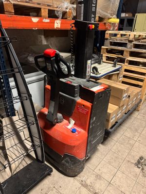 un chariot élévateur à fourche garé dans un entrepôt