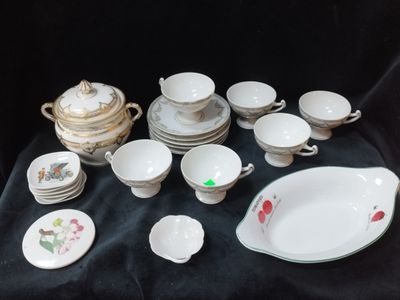 Lot de porcelaine comprenant six tasse et six sous tasse en …