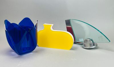 un vase bleu et un vase jaune posés l'un à côté de l'autre