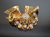 une bague en or et diamants, ornée d'un nœud sur le dessus