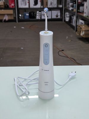 une photo d'une brosse à dents posée sur une table dans un magasin