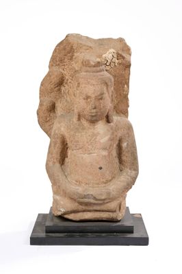 statue d'un Bouddha assis sur un socle noir