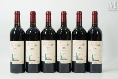 six bouteilles de vin rouge sont alignées sur une surface blanche
