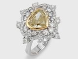 une bague en diamant et en or avec une pierre centrale en forme de cœur