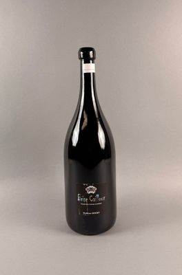 une bouteille de vin posée sur une table
