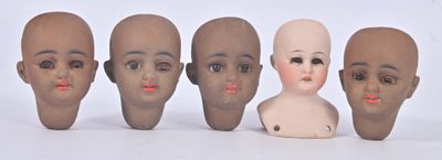 cinq têtes de mannequin de tailles et de formes différentes