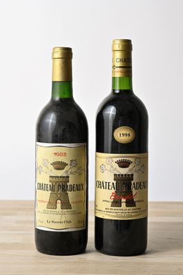 deux bouteilles de vin posées sur une table
