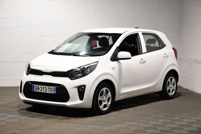 la photo d'une petite voiture blanche garée dans un garage