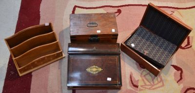 deux boîtes posées sur un tapis