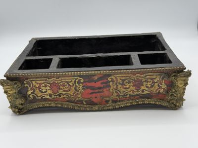 une vieille boîte en bois ornée d'un motif rouge et or