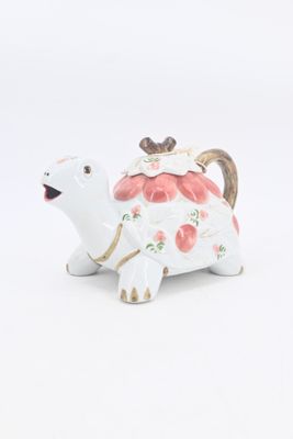 figurine en porcelaine représentant une tortue portant une théière sur le dos