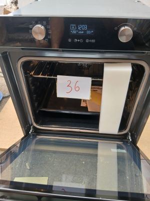 un four noir sur lequel est apposée une étiquette de prix