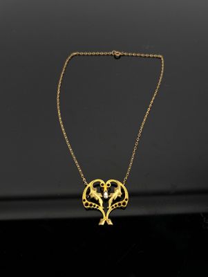 un collier plaqué or orné d'un oiseau