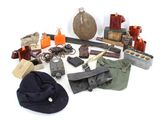 un grand nombre d'objets posés sur une table