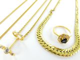 plusieurs types de bijoux, notamment un collier, un bracelet et une bague
