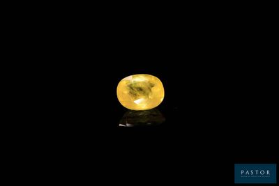 un diamant jaune sur fond noir